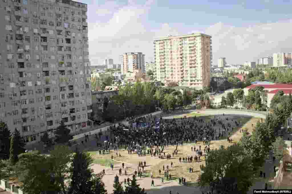 Yüksəklikdən mitinq ərazisi belə görünür...