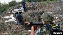 Украинские военные проверяют позиции в районе деревни Семеновка под Славянском, 14 июля 2014 года.