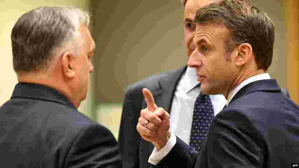 Emmanuel Macron francia elnök Orbán Viktor miniszterelnökkel az Európai Tanács kerekasztal-beszélgetésén az Európai Unió brüsszeli székhelyén 2023. december 14-én. Az EU-tagállamok vezetői csütörtökön kora este a csatlakozási tárgyalások megnyitásáról Ukrajnával és Moldovával. Orbán Viktor nem vétózott, hanem rövid időre kivonult az ülésről