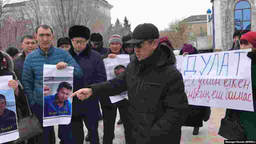 Жиналғандар Дулат Ағаділдің әділет үшін күрескен батыл азамат, көп балалы аналарға араша түскен күрескер болғанын айтып, оның өліміне билікті айыптады.