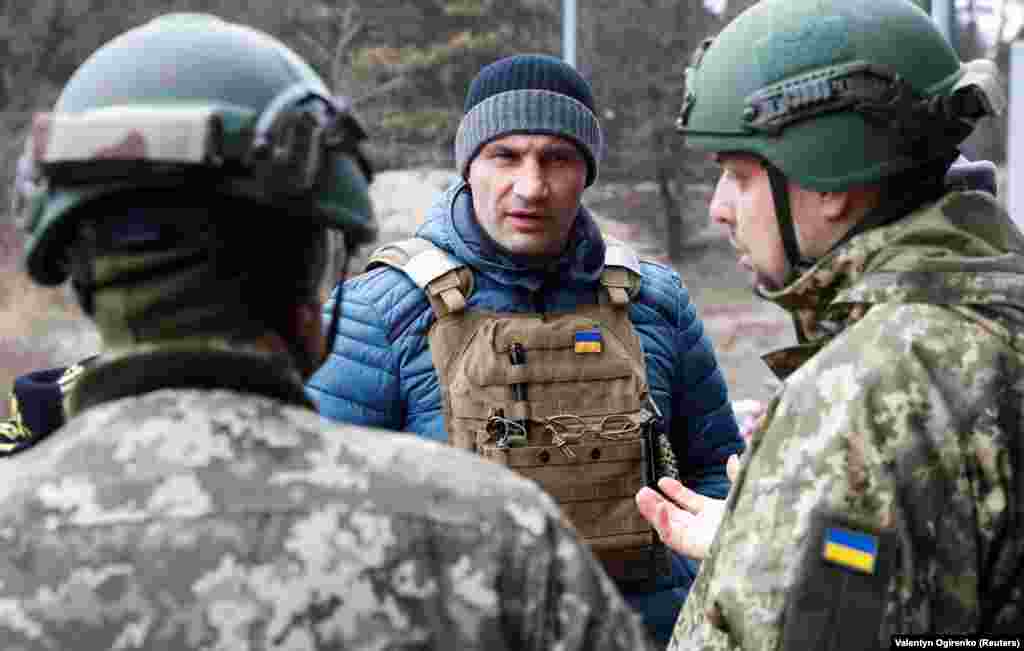 Primarul Kievului, Vitali Kliciko, vizitează un punct de control al Forțelor de Apărare Teritorială ucrainene în Kiev, pe 6 martie.