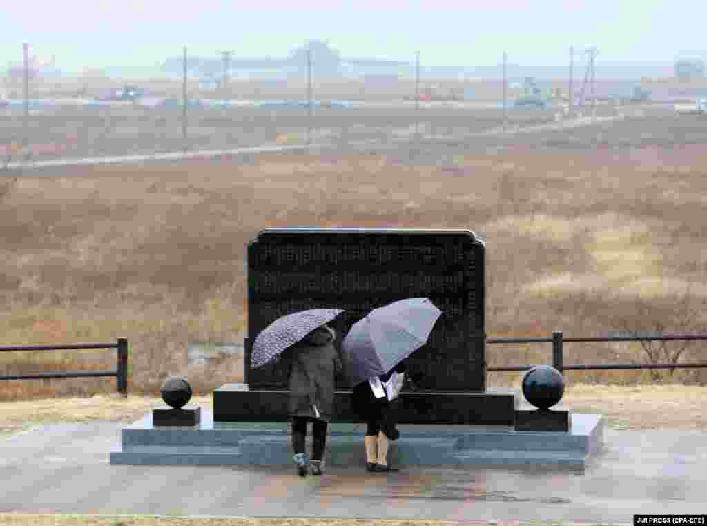Oamenii se roagă pentru victimele cutremurului din 11 martie 2011 la un cenotaf din Namie, prefectura Fukushima, nord-estul Japoniei, 11 martie 2019, ziua când s-au comemorat opt ani de la cutremurul cu magnitudinea 9,0 și de la tsunamiul declanșat de acesta care a devastat nord-estul Japoniei și a declanșat un dezastru nuclear la centrala nucleară Fukushima Daiichi. Ultimele rapoarte oficiale afirmă că cutremurul și tsunamiul au ucis 15.897 de oameni. Alte 2553 de persoane sunt încă date dispărute.