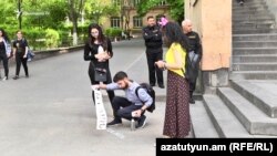 Несколько студентов на территории вуза пишут призывы к забастовке, Ереван, 12 апреля 2018 г․ 