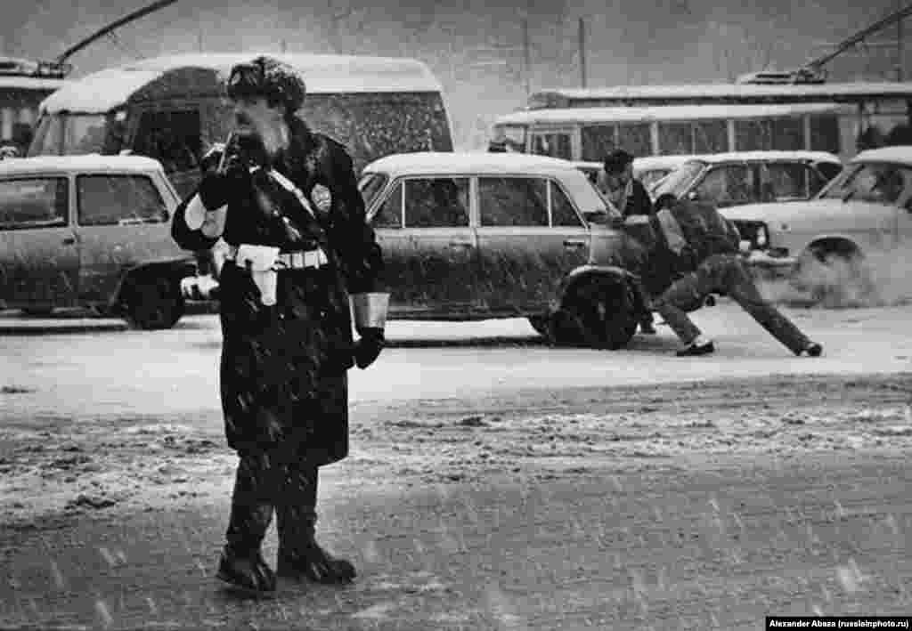 A Moscow traffic policeman in 1994. 