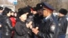 Полиция қызметкері азаматтарға ескерту жасап тұр. Алматы. 18 қараша 2013 жыл. 