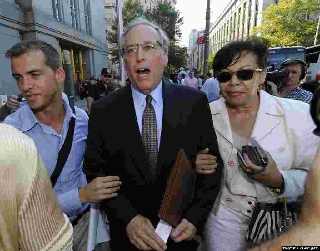 Robert Baum (centru), avocatul lui Chapman, discută cu presa în fața Curții Federale din Manhattan, New York, la 8 iulie 2010, după ce a pledat vinovată la acuzațiile de a fi comunicat cu Federația Rusă fără să se înregistreze ca agent străin.