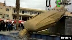 مجسمه حافظ اسد در رقه به دست مخالفان به زیر کشیده شد.