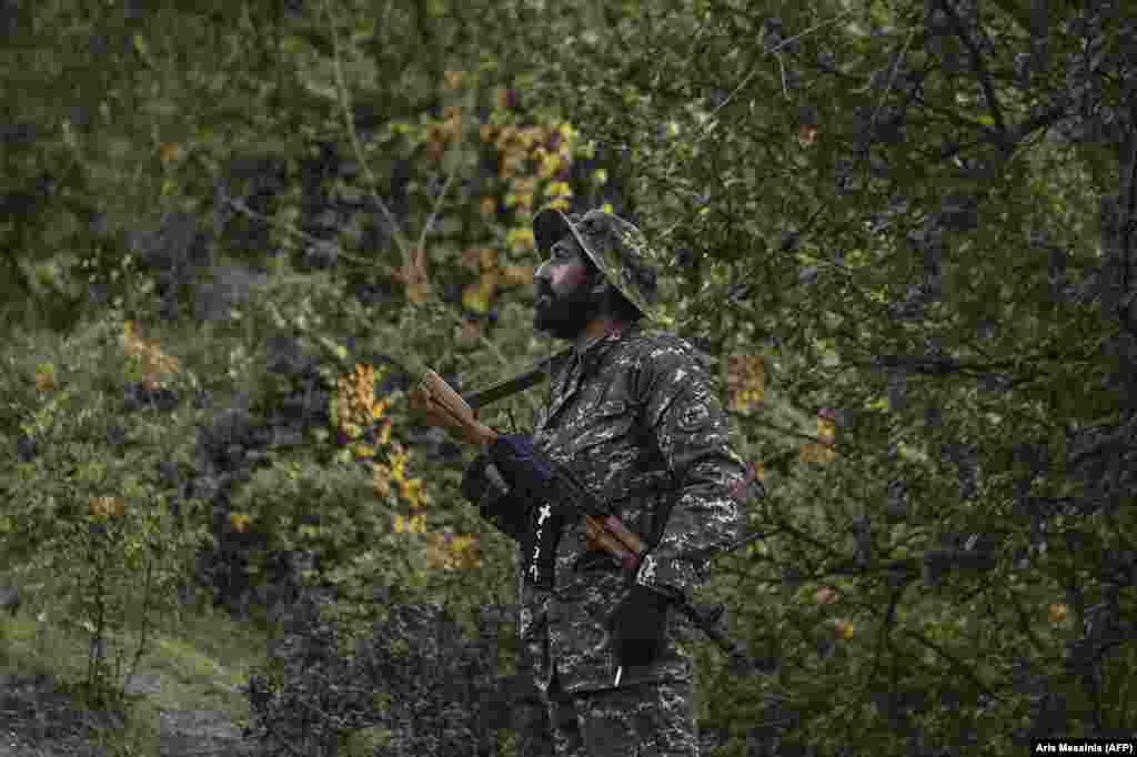 Автоматында крест пен "Армения революциялық федерациясының" бас әріптері жазылған ерікті солдат ұрысқа дайын тұр. "Армения революциялық федерациясы" - 1890 жылдары армяндар тұратын аудандардың халқын қорғау мақсатында Оттоман империясында құрған ұлтшыл саяси партия.
