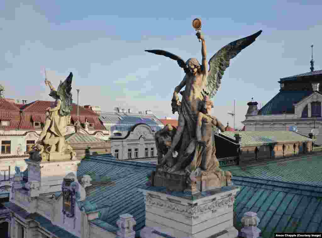Sculpturile de pe acoperișul Teatrului Vinohrady (Divadlo na Vinohradech), realizate de sculptorul ceh Milan Havlíček (1873-1917).