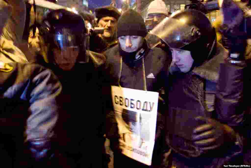 Шесть человек по очереди вставали в индивидуалные пикеты с плакатом "Свободу Таисии Осиповой!" все шестеро были задержаны в течении нескольких секунд. 