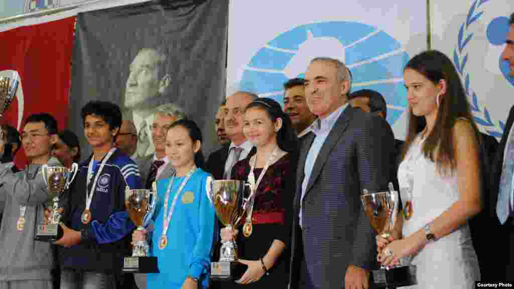 Оң жақтан екінші - шахматтан әлем чемпионы, халықаралық дәрежедегі гроссмейстер Гарри Каспаров, төртінші - қазақстандық жас шахматшы Жансая Әбдімәлік.