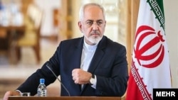 محمدجواد ظریف می‌گوید، یک اقلیت بسیار قدرتمند مخالف برجام بودند، اما این گروه ممکن است به زودی اکثریت شوند. (عکس از آرشیو)
