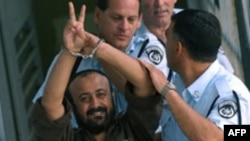 مروان برغوثی از نزديكان محمود عباس، رهبر تشكيلات خودگردان فلسطينى است كه از سال ۲۰۰۲ در یکی از زندان های مرکز اسرائيل به سر می برد.