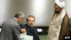 یک خبرگزاری داخلی ایران از وعده علی لاریجانی (نفر وسط) برای رایزنی با شورای نگهبان به منظور حضور «اصلاح طلبان معتدل» در انتخابات مجلس خبر داده است.