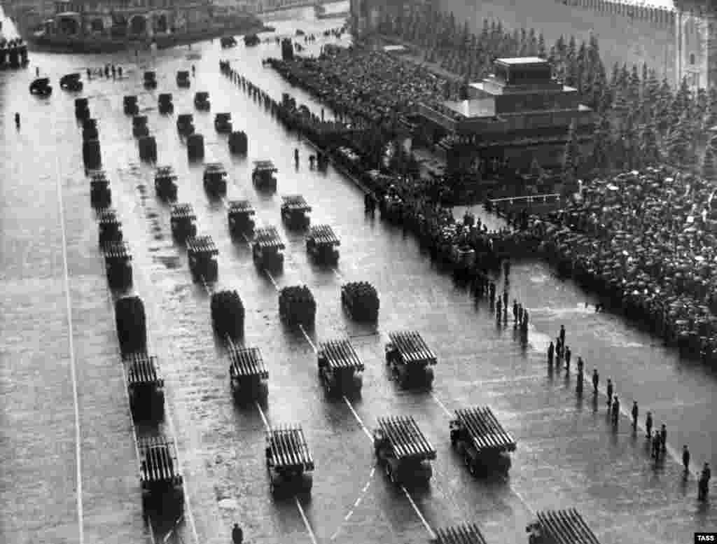 Ýewropada ikinji jahan urşy tamamlanandan birnäçe hepde soň, 1945-nji ýylyň iýun aýynda raketa atýan ençeme harby ulag Gyzyl meýdançadan geçip barýar.