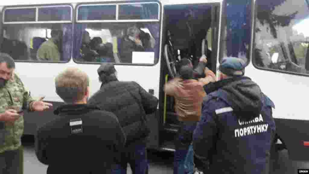 Құтқарушылар тұрғындарды эвакуациялап жатыр 