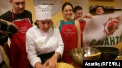 Резедә Хөсәенова Прага татарларына чәкчәк пешерү серләренә өйрәтә