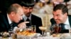 Президент Росії Володимир Путін (ліворуч) розмовляє з першим віце-прем'єр-міністром Росії та кандидатом у президенти Дмитром Медведєвим (праворуч). Кремль, 24 грудня 2007 року