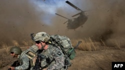 Forcat amerikane, bashkë me forcat afgane të sigurisë, gjatë një operacioni më 2009. Foto nga arkivi.