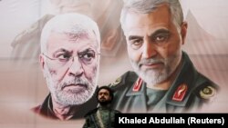 پوستر قاسم سلیمانی (راست) همراه با ابومهدی مهندس، معاون فرمانده گروه حشد الشعبی عراق