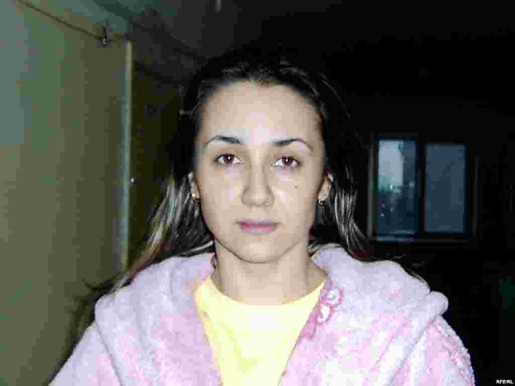 Әртіс Елена Безбородова зеңденіп кеткен жатақхана қабырғаларын күнде хлормен тазалайды. - Актриса Елена Безбородова говорит, что стены в общежитии покрыты плесенью. Она чистит хлоркой плесень еженедельно.