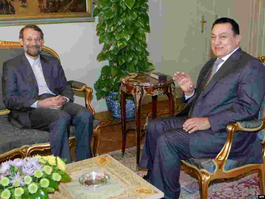 ۲۰۰۶/ با علی لاریجانی، دبیر وقت شورای عالی امنیت ملی ایران - گرچه این محمود احمدینژاد بود که در یکی از نخستین کنفرانسهای مطبوعاتی خود از اراده دولتش برای ارتقای سطح مناسبات با مصر سخن گفت اما در سالهای اخیر تنها فرصت دیدار با رئیس جمهور مصر به علی لاریجانی رسید که اکنون رئیس مجلس ایران است