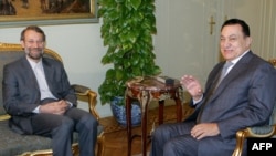 در حالی که رهبران ایران در روزهای اخیر حملات شدیدی را متوجه حسنی مبارک کرده اند، علی لاریجانی و مقام های دولت محمود احمدی نژاد در سال های گذشته بارها با رییس جمهور مصر دیدار و گفت و گو کرده اند./ دیدار علی لاریجانی (چپ) با حسنی مبارک در ژوئن ۲۰۰۶ 