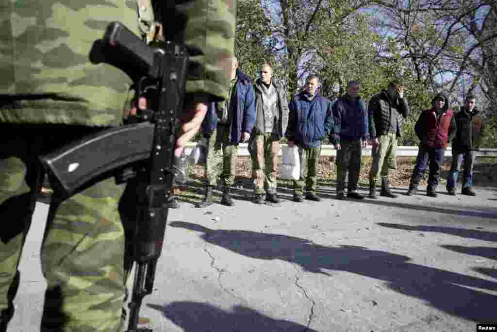 Дев’ятьох українських військових звільнили з полону на Донбасі. Район міста Щастя, Луганської області, 29 жовтня 2015 року