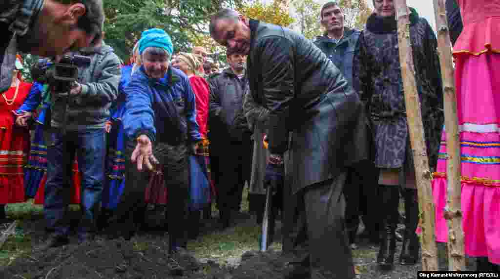 Після виступу «перші особи» Криму відправилися висаджувати алею в сквері імені Радонезького неподалік від парламенту