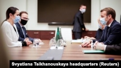 Світлана Тихановська і її радник Франак Вячорка (поряд із Тихановською) зустрічаються з президентом Франції Емманюелем Макроном. Вільнюс, 29 вересня 2020 року