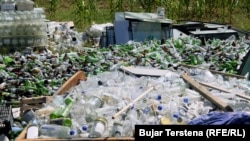 Shishe qelqi në punëtorinë “Kosovo Glass Recycling”, në fshatin Qerim të Gjakovës.