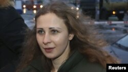 Pussy Riot панк-тобының бостандыққа шыққан мүшесі Мария Алехина. Нижегород, 23 желтоқсан 2013 жыл.