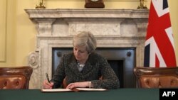 Тереза Мэй Brexit чарасын башлау турында хат яза