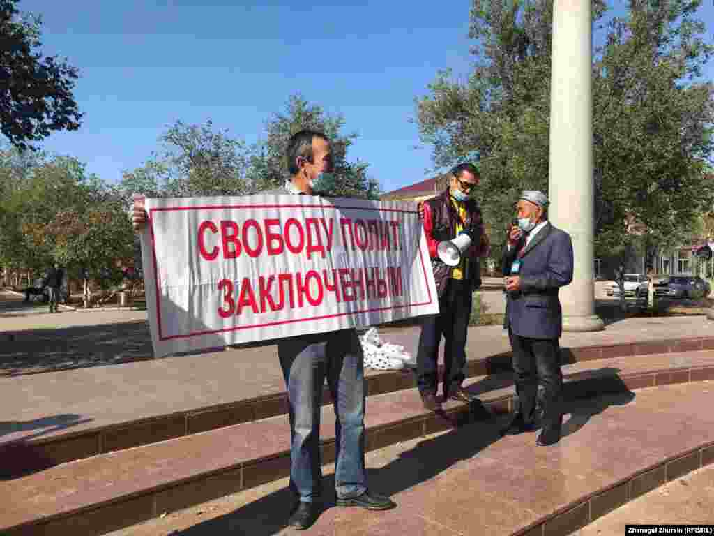 Наразылық митингісінде "Саяси тұтқындарға бостандық берілсін!" деген жазуы бар плакат ұстап тұрған адам. Ақтөбе, 13 қыркүйек 2020 жыл.
