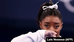 Simone Biles a tokiói olimpia női gimnasztika-csapatversenyének döntőjén, 2021. július 27-én