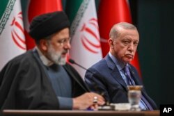Presidenti turk, Recep Tayyip Erdogan, duke e dëgjuar presidentin iranian Ebraim Raisi, në një konferencë të përbashkët për media në pallatin presidencial në Ankara të Turqisë, më 24 janar 2024