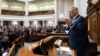 Президент України Петро Порошенко (праворуч) і народні депутати після голосування у Верховній Раді, яким закріплено в Конституції курс України на ЄС і НАТО. Рішення підтримали 334 парламентарів. Київ, 7 лютого 2018 року 