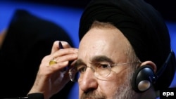 محمد خاتمی هشدار داده که ایران باید از وقوع بحران جلوگیری کند.