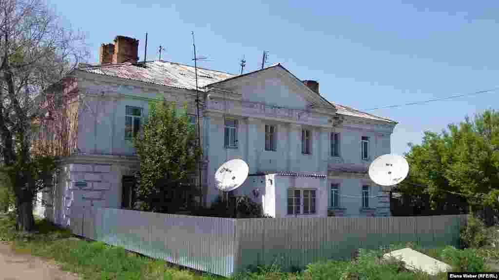 Бұл екі қабатты ғимаратта сталиндік қуғын-сүргін кезінде Карлагтың аға офицерлері тұрған. Қазір мұнда бірнеше отбасы тұрып жатыр. Музей жағынан қарағанда сегіз пәтерлі бұл үй жап-жақсы ғимарат болып көрінеді. Ішіне кіргенде ғимаратты жөндеу керек екені білінеді. Тұрғындар төбесінен су ағатынын айтады. Бөлмелері кең әрі биік. Бірақ ас үйлері өте тар. Тұрғындар суды құдықтан алады, пәтерлерге пеш орнатылған. Жазда бұл үйдің іші өте салқын болады. Үйдің ішінде ескі баспалдаққа дейін сақталған. 