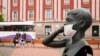 Masca de unică folosință pusă pe fața unei statui din Timișoara