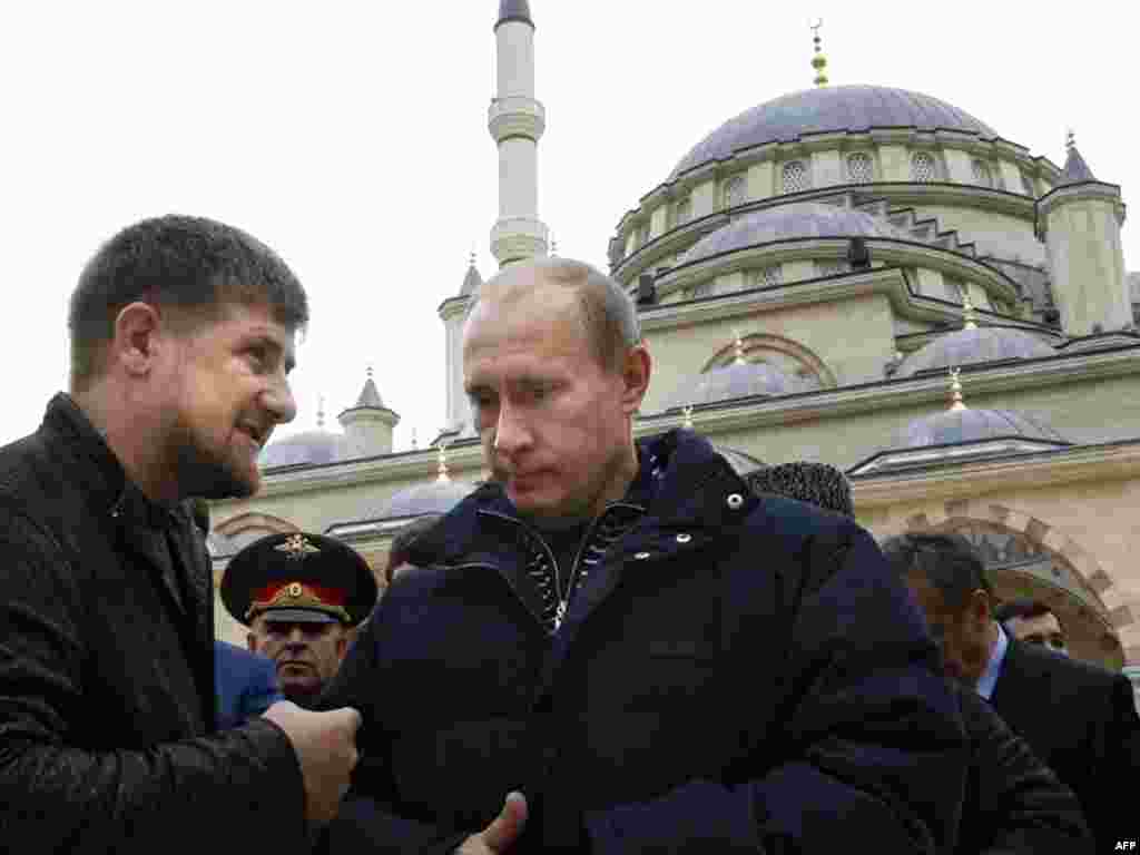 Putin Baş nazir kimi Qroznıya səfərdə Çeçenistan prezidenti Ramzan Kadyrovla görüşür. 16 oktyabr 2008. 
