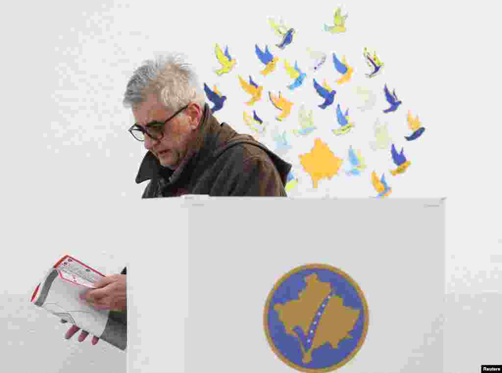 Një burrë duke votuar për zgjedhjet parlamentare të Kosovës, Prishtinë 9 shkurt 2025.