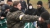 Драка между членами ультраправой национальной группы и активистами антифашистского движения, которые отбирают зеленый баннер, на митинге в Санкт-Петербурге. 4 ноября 2009 года. Россия в тот день отмечала День народного единства.