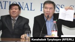«Руханият» партиясының рухани жетекшісі Мұхтар Шаханов (сол жақта) пен партия төрағасы Серікжан Мәмбеталин баспасөз мәслихатында. Алматы, 28 желтоқсан 2011 ж.