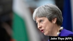 Premierul britanic Theresa May se adresează presei, la sosireala Bruxelles, 22 martie 2018.