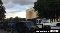 Міліцэйская тэхніка каля адміністрацыі прэзыдэнта ў цэнтры Менску