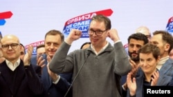 Aleksandar Vučić szerb elnök a Szerb Haladó Párt (SNS) székházában a 2023. december 17-i belgrádi parlamenti választás exit poll eredményeit követően. Fotó: Reuters