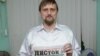 Руските обвинители бараат 9 години затвор за новинар поради текстови за војната во Украина