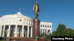 Ташкенттегі Ислам Каримовтің ескерткіші.