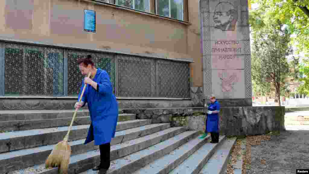 «Мистецтво належить народу», стверджує рельєф Леніна, що прикрашає одну з освітніх установ Сімферополя
